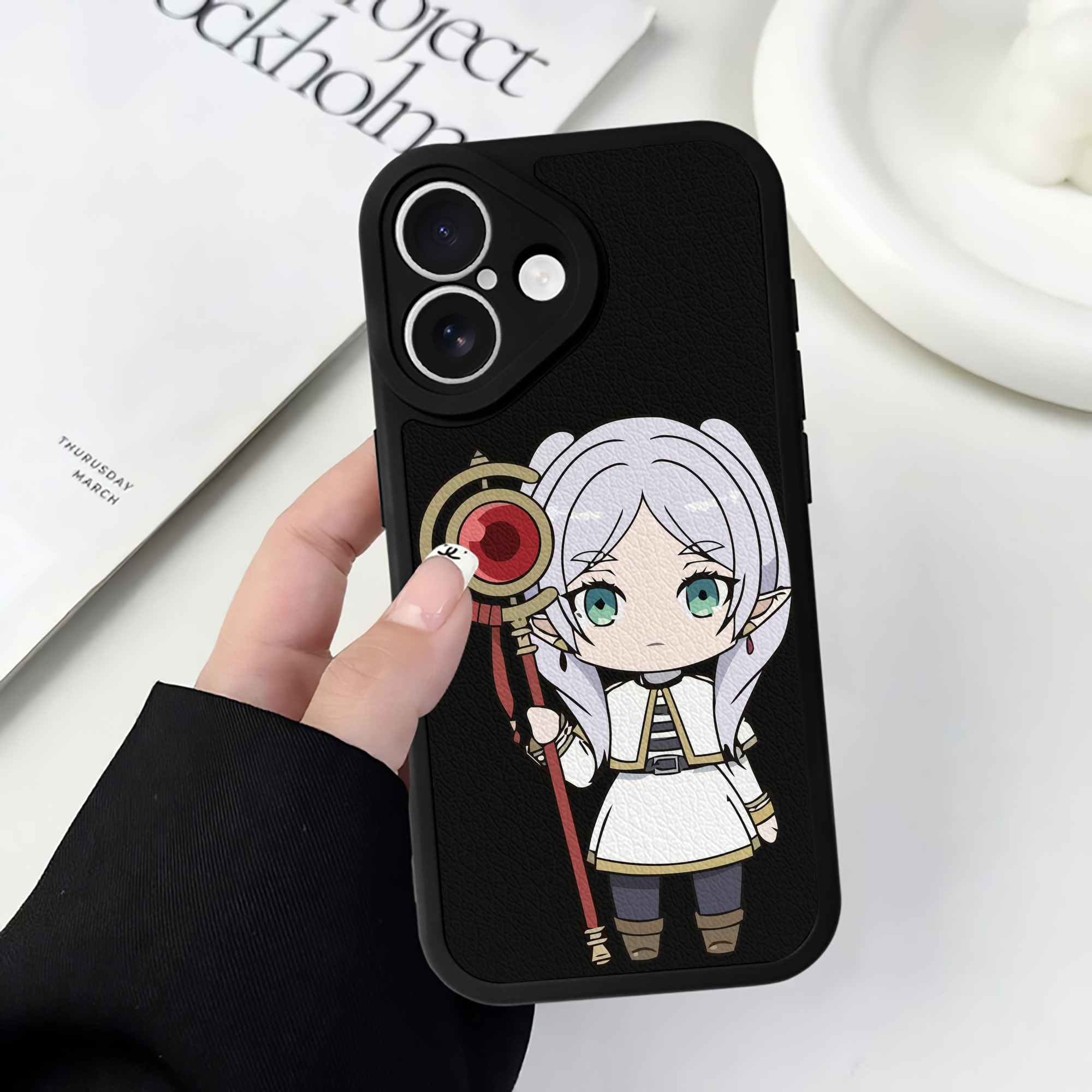 （画像用） 葬送のフリーレン Frieren 【iPhone 16シリーズ対応】シリコンスマホケース（レザー調） 材質：シリコン